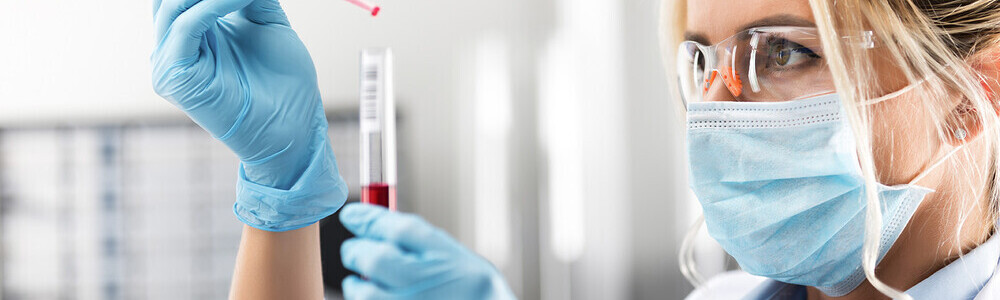 Der Biotech-Sektor zeigt nach vier Jahren Durststrecke wieder deutliche Erholungstendenzen. In der Finanz und Wirtschaft spricht Christian Koch, von einem «Frühling nach vier Jahren Winter» und sieht mehrere Treiber, die den Aufschwung weiter stützen könnten.<br />
<br />
Sinkende Zinsen, zunehmende Übernahmen und eine industriefreundlichere Haltung der US-Behörden schaffen ein positives Umfeld für Biotech-Unternehmen. Laut Koch könnten die nächsten Jahre sogar einen «Superzyklus für Übernahmen» einläuten, getrieben vom Innovationsbedarf grosser Pharmafirmen.